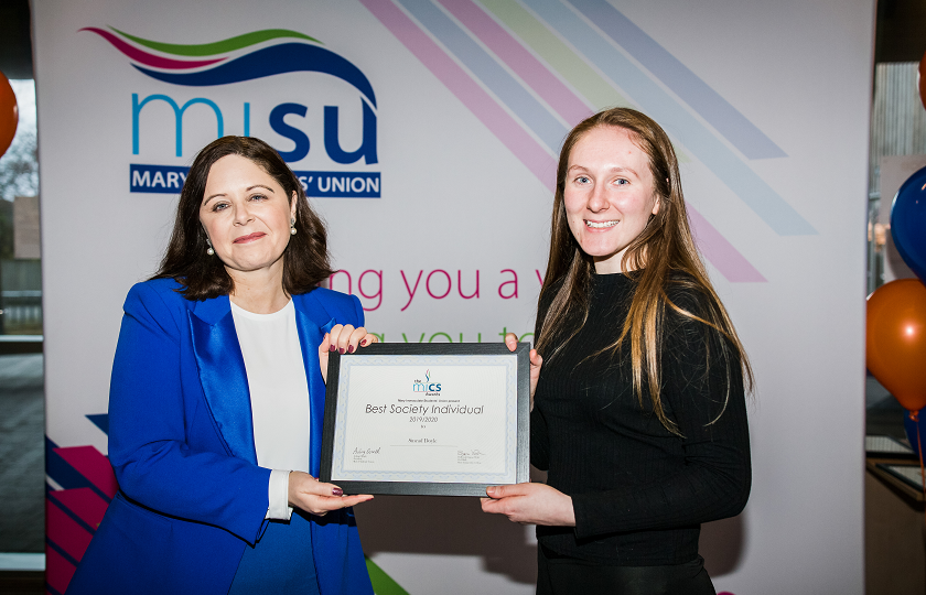 Sinéad Doyle receiving her ‘Best Individual’ from Professor Niamh Hourigan 