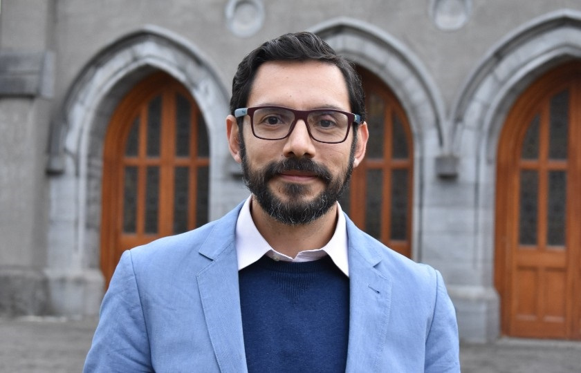 Dr Daniel Vázquez pictured in front of a building at MIC