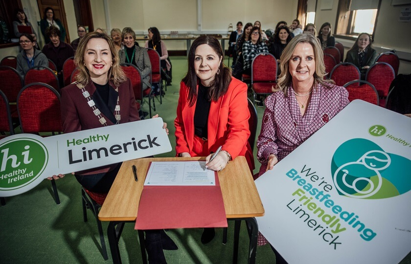 Prof. Niamh Hourigan, flanked by Deputy Mayor, Cllr Olivia O’Sullivan and Prof. Lorraine McIlrath