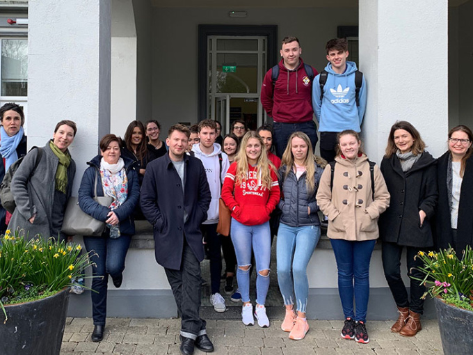 Group of student with German-Ukranian writer Dmitrij Kapitelman at MIC